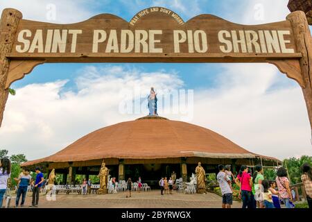 STO. Tomas Batanga/ Philippines- 31 mai 2015 : statistiques de la Vierge Marie sur le toit du sanctuaire de Padre Pio. Les gardiens de l'église se rassemblent devant l'église. Banque D'Images