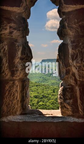 Vue sur les Trapps de l'ouest et les falaises d'escalade depuis Skytop, sur Mohonk Mountain House, dans le nord de l'État de New York. Banque D'Images