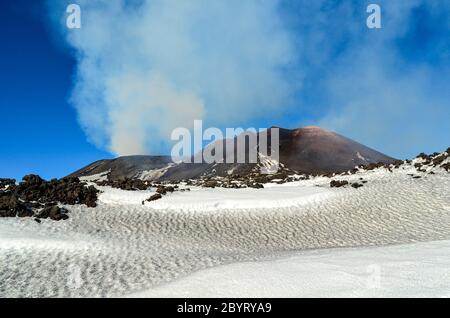 Fumées et neige sur l'Etna, Sicile, Italie, un jour avant l'éruption du 2018 décembre Banque D'Images