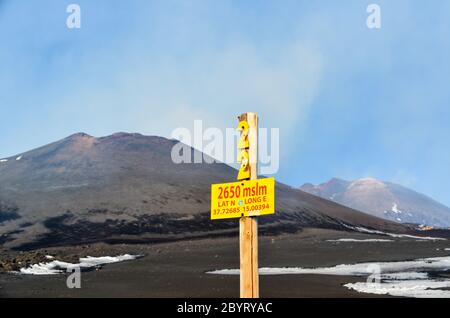 Fumées et neige sur l'Etna, Sicile, Italie, un jour avant l'éruption du 2018 décembre, et un panneau indiquant 2650 mètres au-dessus du niveau de la mer Banque D'Images