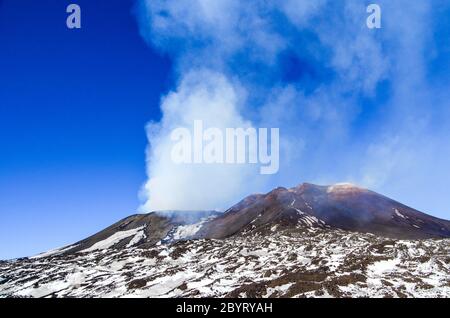 Fumées et neige sur l'Etna, Sicile, Italie, un jour avant l'éruption du 2018 décembre Banque D'Images