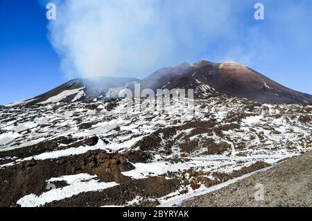 Touristes au sommet de l'Etna, Sicile, Italie Banque D'Images