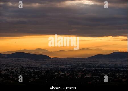 Observation d'Athènes depuis la montagne de Pendeli au coucher du soleil Banque D'Images