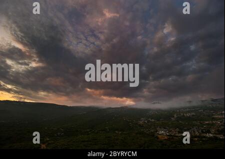 Observation d'Athènes depuis la montagne de Pendeli au coucher du soleil Banque D'Images