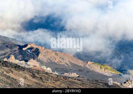 Fumées et neige sur l'Etna, Sicile, Italie, un jour avant l'éruption du 2018 décembre Banque D'Images