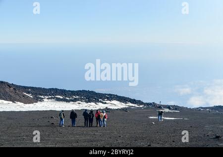 Touristes au sommet de l'Etna, Sicile, Italie Banque D'Images