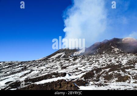 Fumées et neige sur l'Etna, Sicile, Italie, un jour avant l'éruption du 2018 décembre Banque D'Images