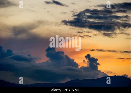 Observation d'Athènes depuis la montagne de Pendeli au coucher du soleil Banque D'Images