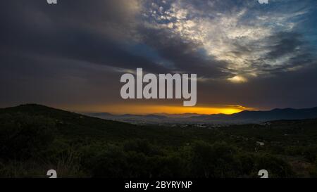 Observation d'Athènes depuis la montagne de Pendeli au coucher du soleil Banque D'Images