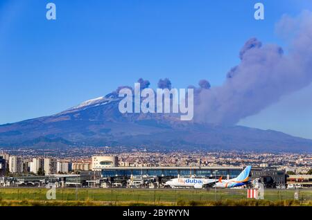 Flydubai Boeing 737 MAX devant une éruption vivante de l'Etna (Sicile, Italie) le 24 décembre 2018 Banque D'Images