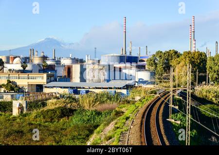 Chemin de fer par la centrale d'Enel entre Catane et Syracuse, Sicile, Italie, comme l'éruption de l'Etna Banque D'Images
