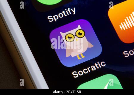 L'icône de l'application Socratic est visible sur un iPhone. Socratic par Google utilise la technologie de l'IA pour aider les étudiants à faire leurs devoirs en fournissant des ressources éducatives. Banque D'Images
