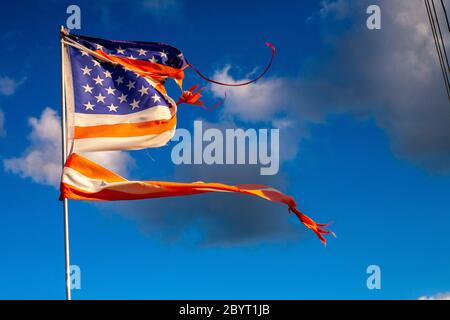 Le drapeau américain - Old Glory - vole fier dans le vent du changement Banque D'Images