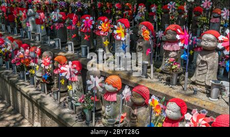 Statues en pierre décorées d'enfants représentant des enfants à naître au temple bouddhiste Zozoji, Tokyo, Japon Banque D'Images