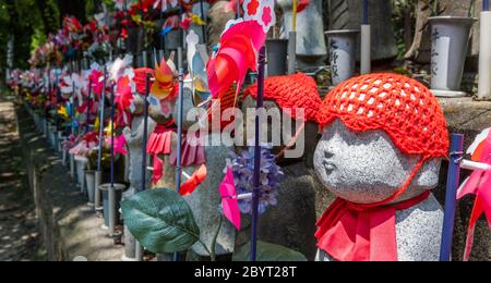 Statues en pierre décorées d'enfants représentant des enfants à naître au temple bouddhiste Zozoji, Tokyo, Japon Banque D'Images