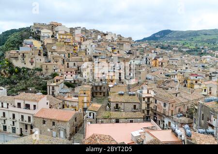 Toits du village de Caccamo, Sicile, Italie Banque D'Images