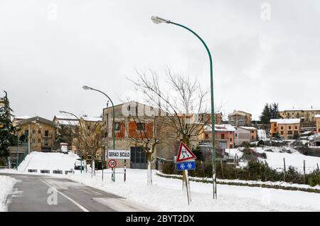 Paysage d'hiver avec neige au-dessus de Gangi et Geraci Siculo dans les montagnes près de Catane, Sicile, Italie Banque D'Images