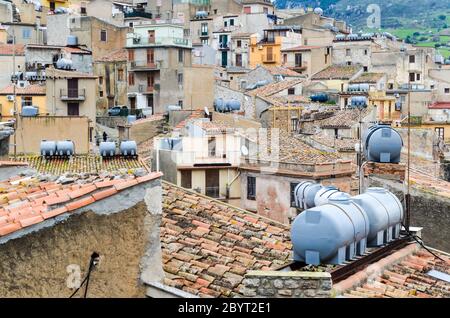 Toits du village de Caccamo, Sicile, Italie Banque D'Images