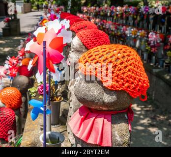 Statues en pierre décorées d'enfants représentant des enfants à naître au temple bouddhiste Zozoji, Tokyo, Japon Banque D'Images