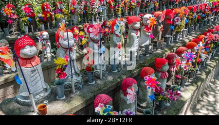 Statues en pierre décorées d'enfants représentant des enfants à naître au temple bouddhiste Zozoji, Tokyo, Japon Banque D'Images