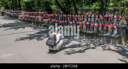 Statues en pierre décorées d'enfants représentant des enfants à naître au temple bouddhiste Zozoji, Tokyo, Japon Banque D'Images