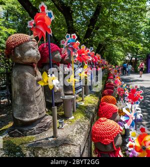 Statues en pierre décorées d'enfants représentant des enfants à naître au temple bouddhiste Zozoji, Tokyo, Japon Banque D'Images