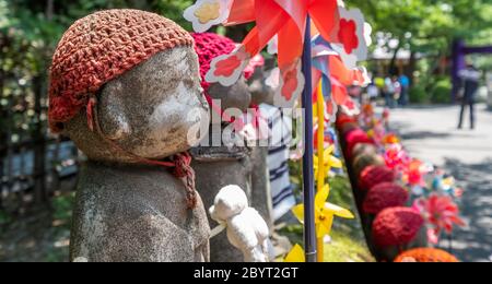 Statues en pierre décorées d'enfants représentant des enfants à naître au temple bouddhiste Zozoji, Tokyo, Japon Banque D'Images