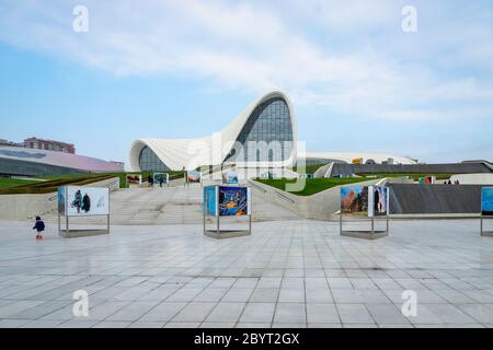 Bakou, Azerbaïdjan - décembre 2019 : l'architecture du Centre Heydar Aliyev, le point de repère populaire pour les touristes et les visiteurs Banque D'Images