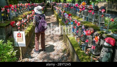 Statues en pierre décorées d'enfants représentant des enfants à naître au temple bouddhiste Zozoji, Tokyo, Japon Banque D'Images