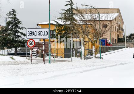 Paysage d'hiver avec neige au-dessus de Gangi et Geraci Siculo dans les montagnes près de Catane, Sicile, Italie Banque D'Images