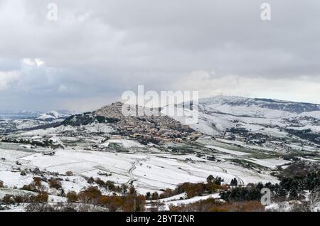 Paysage d'hiver avec neige au-dessus de Gangi et Geraci Siculo dans les montagnes près de Catane, Sicile, Italie Banque D'Images