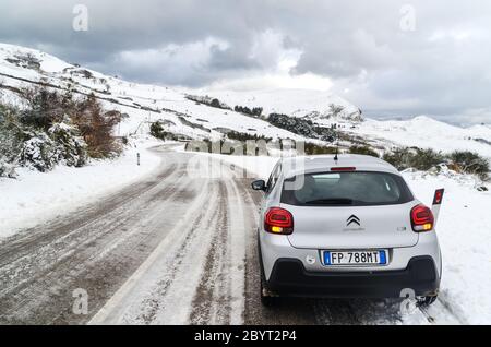 Paysage d'hiver avec neige au-dessus de Gangi et Geraci Siculo dans les montagnes près de Catane, Sicile, Italie Banque D'Images