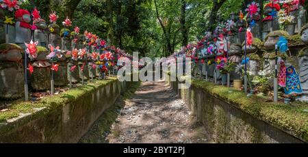 Statues en pierre décorées d'enfants représentant des enfants à naître au temple bouddhiste Zozoji, Tokyo, Japon Banque D'Images