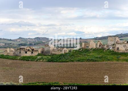 Village abandonné de Borgo Pietro Lupo, dans la campagne de Sicile, Italie Banque D'Images