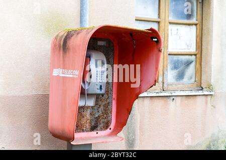 Cabine téléphonique abandonnée dans le village de Borgo Pietro Lupo, dans la campagne de Sicile, en Italie Banque D'Images