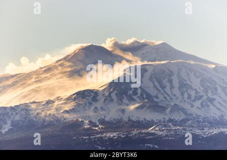 Mont Etna (Sicile, Italie) en éruption avec des fumées, vue de Taormina Banque D'Images