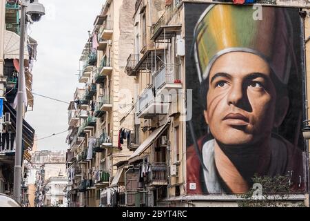 Bâtiment décoré dans le quartier de Forcella, dans le centre historique de Naples, face à Saint Gennaro. Saint Gennaro est le patron de la ville de Naples, Italie. Photo de haute qualité Banque D'Images