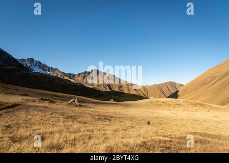 Spectaculaire paysage de randonnée en montagne dans la région de Juta trekking paysage en automne - trekking populaire dans les montagnes du Caucase, région de Kazbegi, Géorgie. Banque D'Images