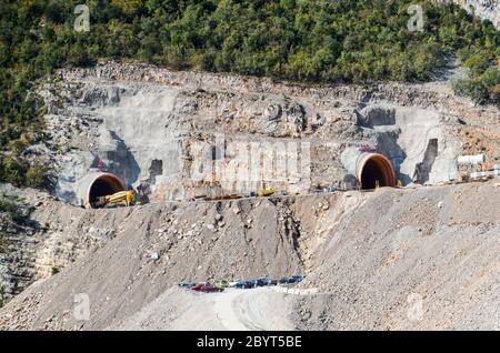 Monténégro : tunnel sur le canyon de la rivière Moraca. La construction de l'autoroute soutenue par la Chine au Monténégro est en cours par la Chinese Road and Bridge Corporation (CRBC). Banque D'Images