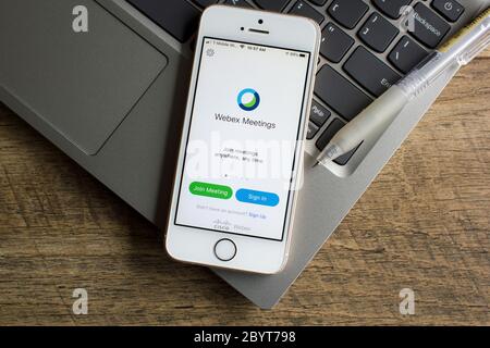 La page de connexion de l'application mobile réunions Cisco Webex s'affiche sur un smartphone. Le service de visioconférence dans le cloud permet aux équipes virtuelles de collaborer. Banque D'Images