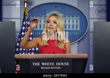 10 juin 2020 - Washington, DC, États-Unis: Le secrétaire de presse de la Maison Blanche Kayleigh McEnany tient une réunion d'information à la Maison Blanche. (Chris Kleponis/Polaris) /// le secrétaire de presse de la Maison-Blanche, Kayleigh McEnany, tient un briefing de presse dans la salle de presse Brady de la Maison-Blanche à Washington, DC, le mercredi 10 juin 2020. Credit: Chris Kleponis/Pool via CNP *** Légende locale *** BSMID5015964 | usage dans le monde entier Banque D'Images