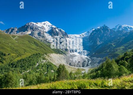 Paysage de Svaneti avec glacier et montagne dans l'arrière près de Mestia village dans la région de Svaneti, Georgia. Banque D'Images