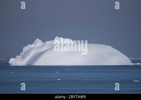 Un dôme iceberg dans la baie antarctique, la péninsule antarctique, l'Antarctique. Banque D'Images