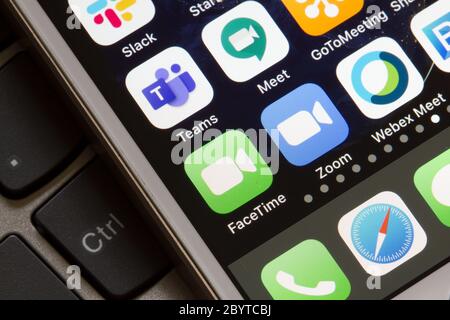 Les icônes d'applications mobiles de FaceTime, les équipes Microsoft, les réunions Google Hangouts, Zoom et les réunions Cisco Webex sont visibles sur un iPhone. Banque D'Images