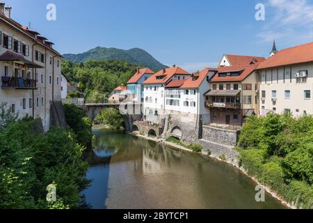 La rivière Sora et Capucins's Bridge à Skofja Loka, Slovénie Banque D'Images