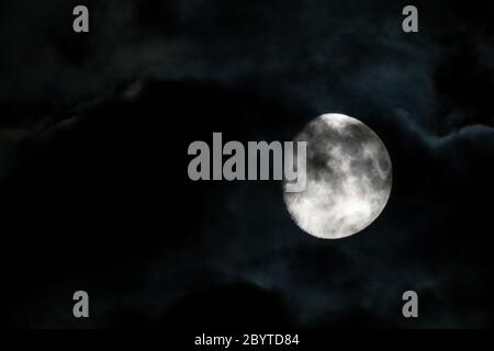Ciel nocturne mystique, pleine lune dans les nuages. Ciel nocturne avec grande lune, tranquillité de l'espace Banque D'Images