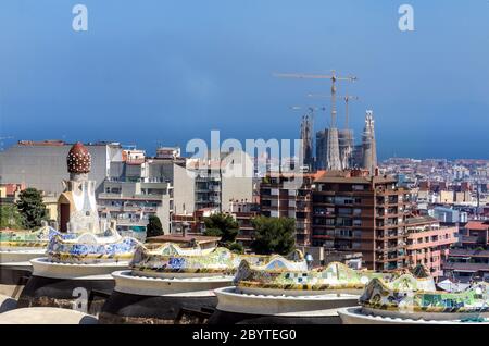 BARCELONE, ESPAGNE - 11 MAI 2018. Vue sur la Sagrada de Familia en construction depuis le côté du parc Guell Banque D'Images