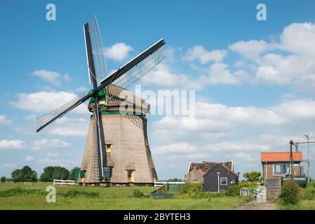 Moulin à vent hollandais traditionnel avec pompe. Moulin près du village de Koudekerk aan den Rijn s'appelle 'Honsdijke Molen'. Banque D'Images