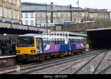 Un train de passagers diesel de la compagnie de transport de passagers à la gare de Huddersfield Banque D'Images