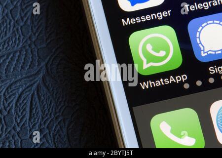 L'icône de l'application mobile WhatsApp de Facebook Inc. Est visible sur un iPhone le 17 avril 2020. Banque D'Images